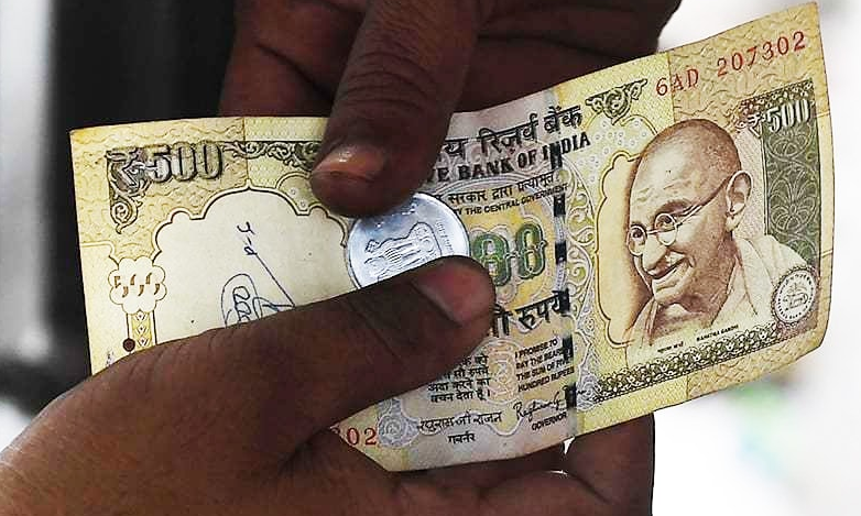indian currency changing hands