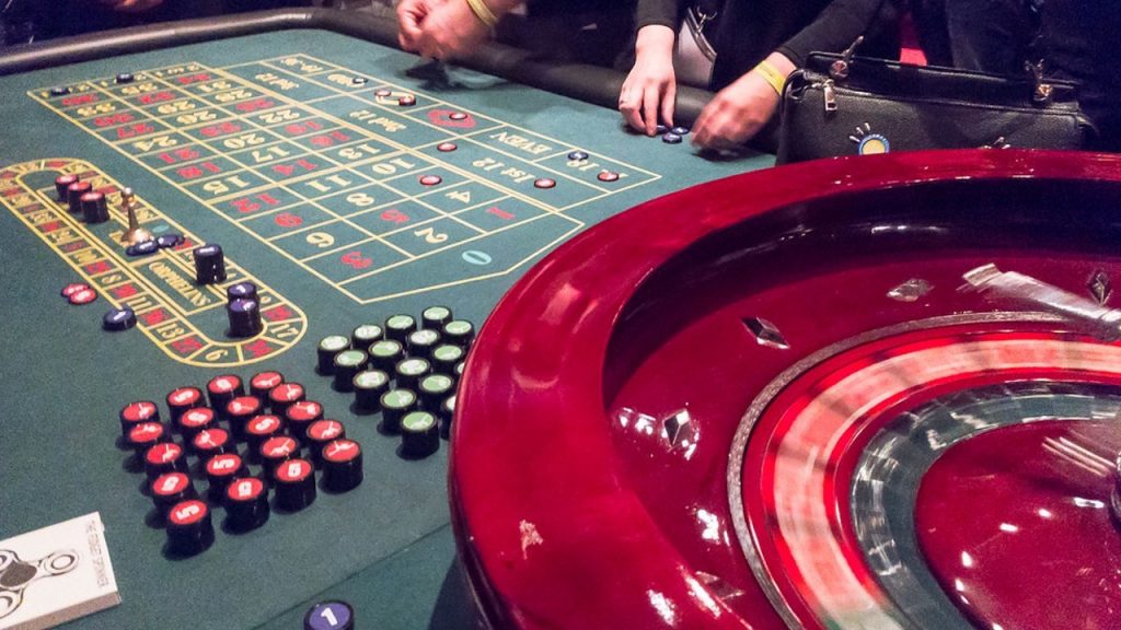 Roulette table and felt